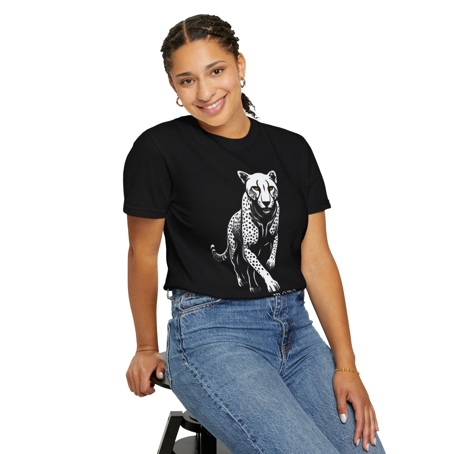 Cheetah Graphic Unisex T-Shirt - Wild Animal Art Tee for Nature Lovers poro brand
